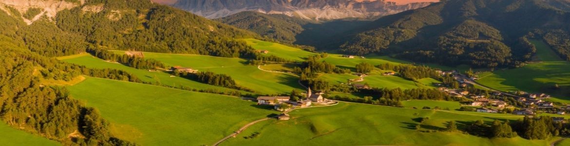 Vista aérea de las casas del valle di Funes