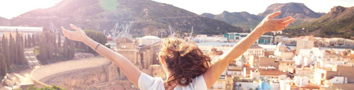 Frau mit ausgestreckten Armen in Cartagena, Murcia