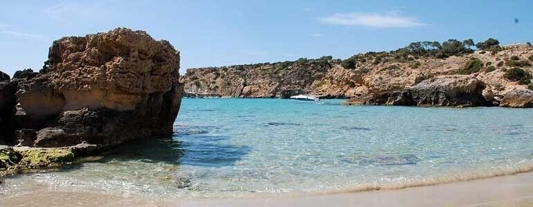 Alquila tu coche en ibiza calas y playas