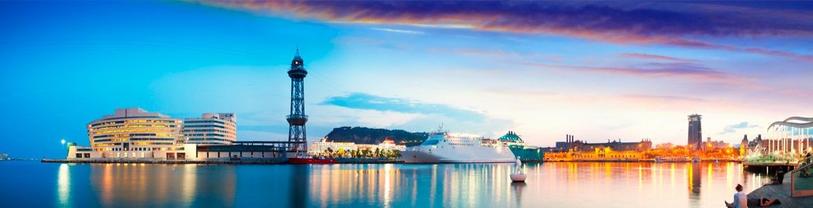 Panoramablick auf Port Vell bei Sonnenuntergang - Barcelona