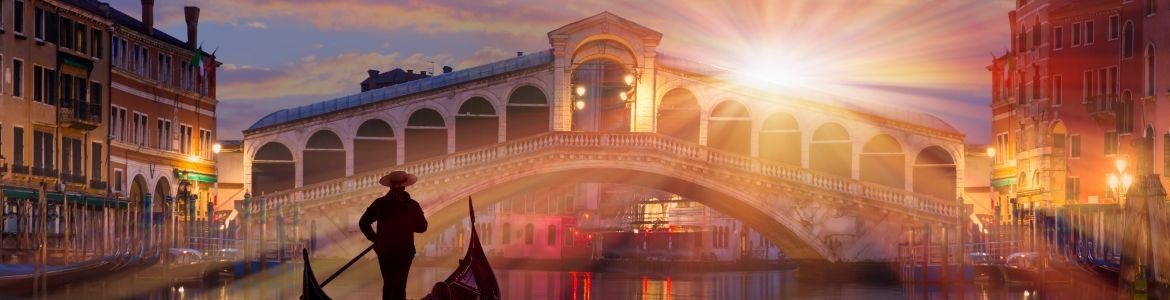 gondola vicina al Ponte di Rialto a Venezia