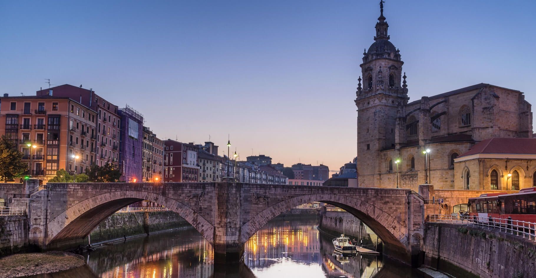 Mietwagen in Bilbao, am Bahnhof Abando Indalecio Prieto