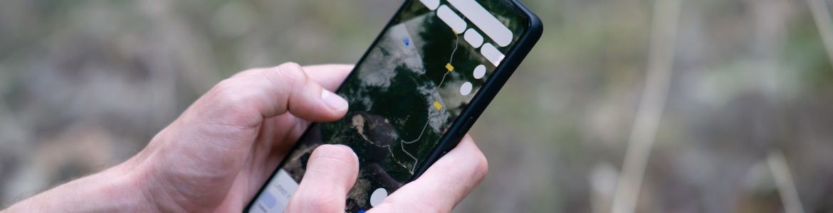hombre usando GPS en su móvil