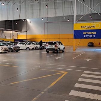 1. PARKEN SIE IHR AUTO AUF UNSEREM PARKPLATZ