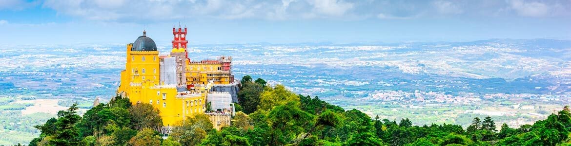 Panoramablick auf den Palast Da Pena in Sintra